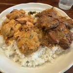 ラッフルズ カリー - ルーをライスに投入　肉ゴロゴロです