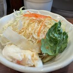 ラッフルズ カリー - サービスのサラダ　ポテサラも入ってます