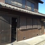 藤原屋 - 看板も何もないので、この建物の外観だけが目印。覚えていくしかないです。