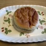 グレンドール - 料理写真:いきなりあんぱん３０２円。  米粉入りのもっちり生地に九州産さつまいも「紅はるか」のペーストと粒あんを包んであります。