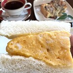 和洋喫茶 レモンの木 - 厚焼き卵サンドアップ