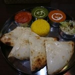 本格的インド・ネパール料理 シバ - 3種類のカレーのセットでナンをチーズナンに変更