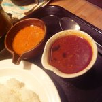 左：赤いカリー。右チキンカリー