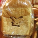 Toshimaya Baiten - 豊島屋 扉店にパン屋ができてた。パンドミーの焼印が鳩♪