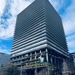 歓迎 - このビルの地下1階にあります。