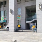 CORNER by BREATH HIROSHIMA - アーバンビュー・グランドタワーの1階にはテラスエリアがあり、テーブルセットが複数置かれていますので、天井もあるので雨の心配なくゆっくり寛ぐことが出来ます