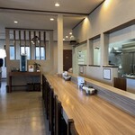 斗香庵 OJIMA - 店内はカウンター席とテーブル席があります。