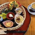 味山荘 真風留 - もずく酢、キッシュ、カキフライ、マグロ山かけ、胡麻豆腐、昆布巻、海老のあんかけ茶碗蒸し