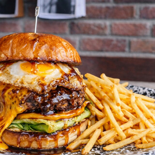 大人気の本格ハンバーガーや、お酒にぴったりな一品料理が多数♪