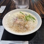 ラーメン まる五 - 鶏白湯ラーメン(800円、斜め上から)