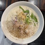 ラーメン まる五 - 鶏白湯ラーメン(800円、真上から)