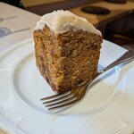 ENFUSE - キャロットケーキ850円✨️王道のドライなタイプ。ナッツやクランベリーたっぷりでシナモンやカルダモンがふんわり香ります。