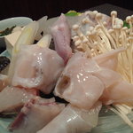 玄品 法善寺 総本店 ふぐ・うなぎ・かに料理 - ピクピク身が動いてます