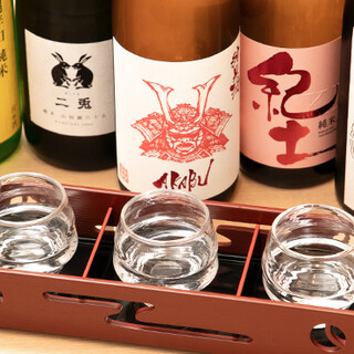 厳選された全国の銘酒。お気に入りが見つかる「飲み比べ」が人気