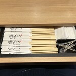 麺 銀座おのでら - テーブルの下の引き出しにお箸等が格納されていますー！