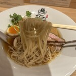 麺 銀座おのでら - 麺をリフトアップ