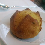 レストラン ファロ 資生堂  - ターメリック風味のへーゼルナッツ入りパン