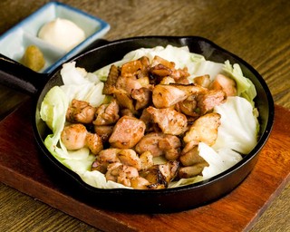 早稲田蔵 - 宮崎軍鶏もも肉の鉄板焼き。コリコリした食感を柚子胡椒でどうぞ。