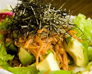 早稲田蔵 - アボカトとなめたけを和えて野菜と一緒に、おつまみ感覚で。