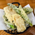 手打うどん 麦の恵 - 春野菜の天ぷら盛り合わせ