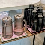 とんとんポチャ＋ - お冷や（プラコップ）は、セルフサービス