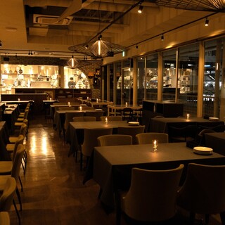 【昼は明るく、夜はムーディー】開放感抜群の自慢のメインフロア