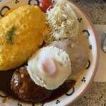 コーヒーショップ べべ - ハンバーグはデミとホワイトの2種類ある、そりゃどちらも食べたいよね