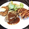 コ・ビアン -  3種(ハンバーグ・イカフライ・味噌チキンカツ)のメイン盛り合わせな日替わり定食