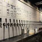 クラフト麦酒酒場 シトラバ - 壁のクラフトビール蛇口がズラっと！