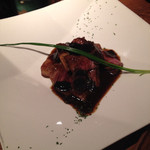 遊食屋 わらべえ - クリスマスメニューのひとつ。黒毛和牛とファアグラの黒トリュフソース。絶品ソースです。