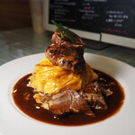 bistro e´ 630 - 料理写真:ビーフシチューオムライス＋ハンバーグ