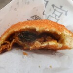 宮島咖喱麵麭研究所 - ・「牡蠣カレーパン(¥600)の断面。