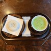 お食事処 かさの家 - 梅ケ枝餅+抹茶セット。漆塗りのお盆で出てくるのが嬉しい