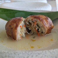 レストラン TIN’IN - ソーメンチャンプルーが、アグー豚でギュッと巻かれていました。鰹出汁のスープに浸していただきます。