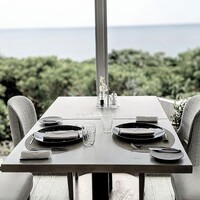 レストラン TIN’IN - お席も窓辺の 最高の位置でした。天気が少し残念でしたから、お写真の色、抜いちゃいました（笑）