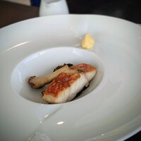 レストラン TIN’IN - スペシャリテの「ブイヤベース」は、先ずはお皿にアカマチと茸と伊良部のモズク、
                    脇にルイユが添えられた姿で登場です。