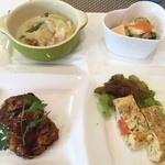 カフェ バード ケージ - 日替わりのランチ( ^ω^ )どれも手作り感溢れる品で、美味しかったです！全体的に私にはちょっと味が濃かったかな。旦那は気にならないと言ってましたが(^^