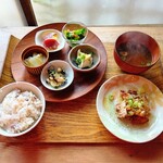 月灯りの屋根 第2章 - 日替わり定食(豚もも肉のソテー・もろみ味噌のソース)