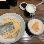 つけ麺処つぼや - 鶏白湯つけ麺1,000円＋特盛り100円、無料トッピングの刻み玉ねぎ