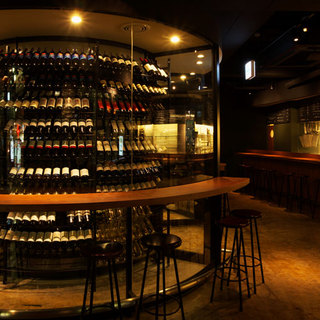 約３０００本の世界各国のワインが並ぶセラー