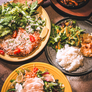 ＜ランチ＞YELLOUAプレートはボリューム満点で980円！