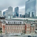 トラヤ トウキョウ - 対面の丸の内KITTEビルの屋上ガーデンより、東京駅、トウキョウステーションホテルの眺望が楽しめます。