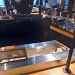 挽肉と米 - U字形のカウンター席がふたつ並ぶ店内。