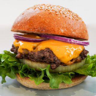 肉の旨味を噛みしめる「阿波座グルメバーガー」