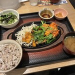 大戸屋 - 料理写真:「鐵板 辛味噌サムギョプサル定食」（1,490圓）。