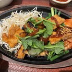 大戸屋 - 「鐵板 辛味噌サムギョプサル定食」（1,490圓）。