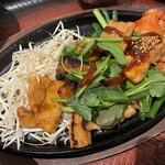 大戸屋 - 「鐵板 辛味噌サムギョプサル定食」（1,490圓）。