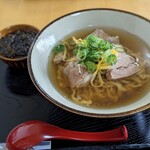 沖縄そば まるかみ - に「まるかみそば・小」（900円）と、
お友達に試して頂きたい「トッピングもずく」（150円）