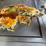 TEPPANYAKIOKONOMIYAKI 風の日 - 断面。背景には飛び散らかってるキャベツとか（笑）