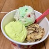 サーティワンアイスクリーム - マスクメロン（左手前）、ポッピングシャワー（中央奥）、ジャモカファッジ（右手前）